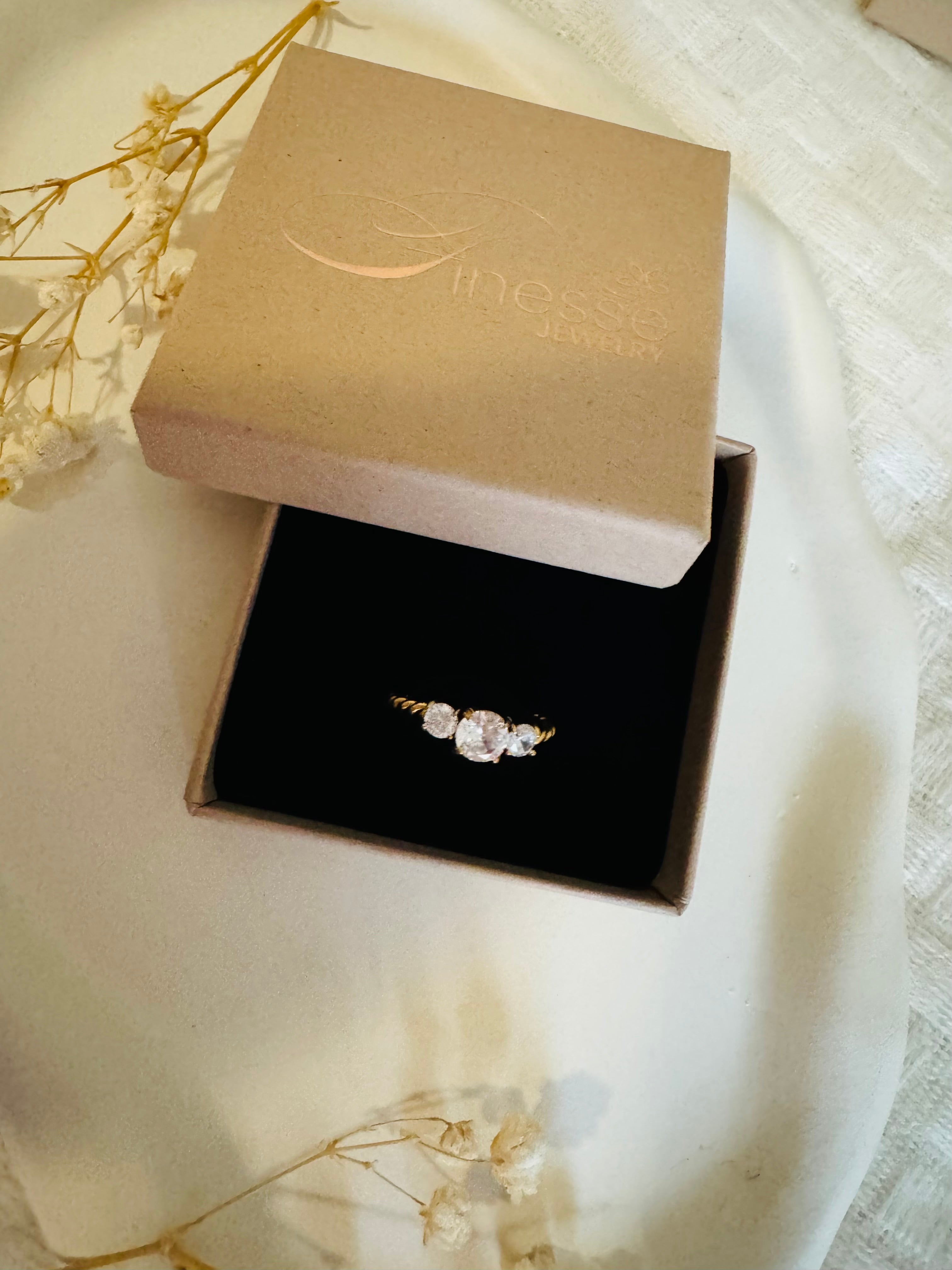 Vergoldeter Damenring mit drei funkelnden Zirkonia-Steinen von Finesse Feminine Jewelry