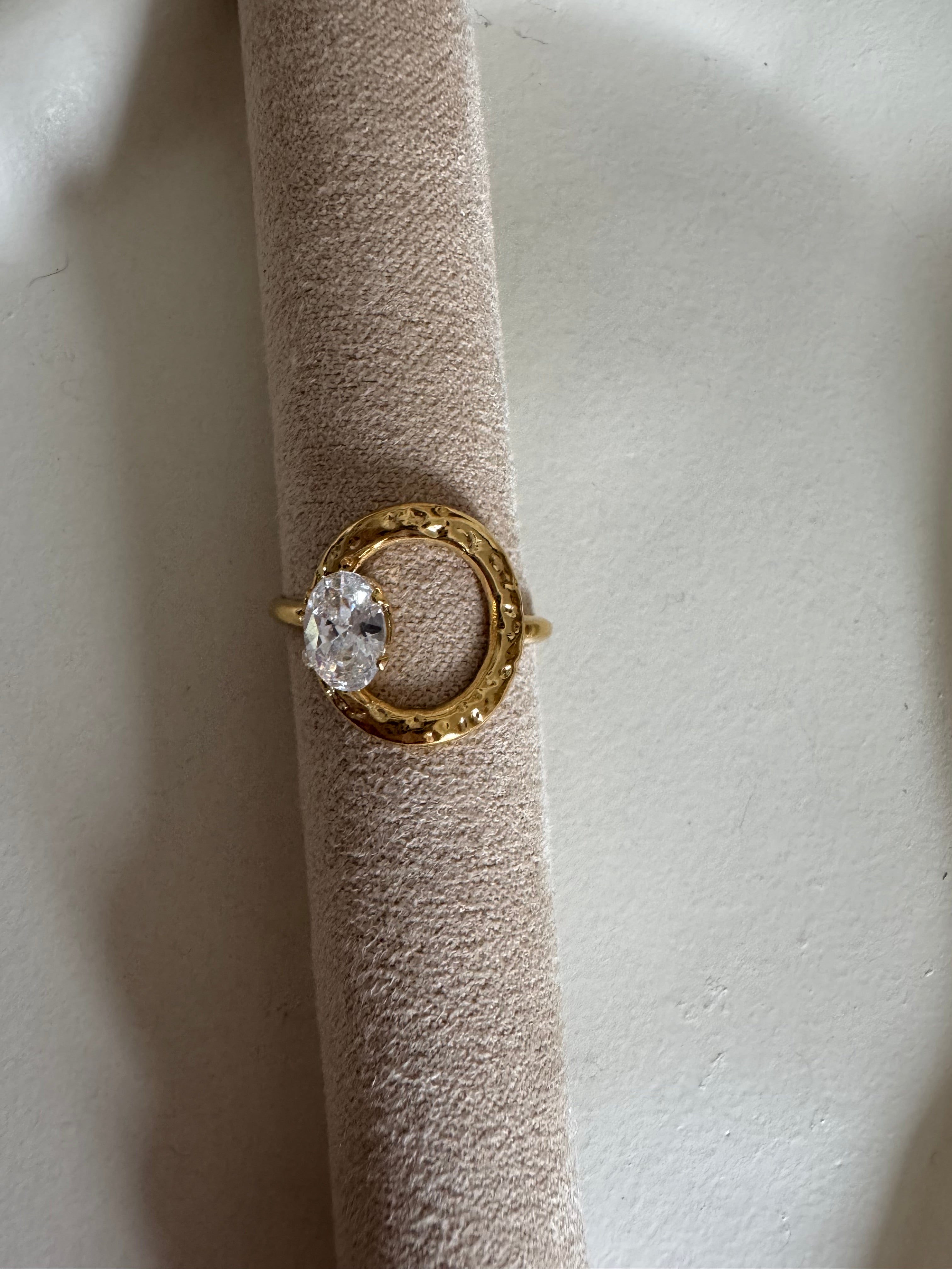 Vergoldeter Damenring mit funkelnden Zirkonia-Steinen von Finesse Feminine Jewelry