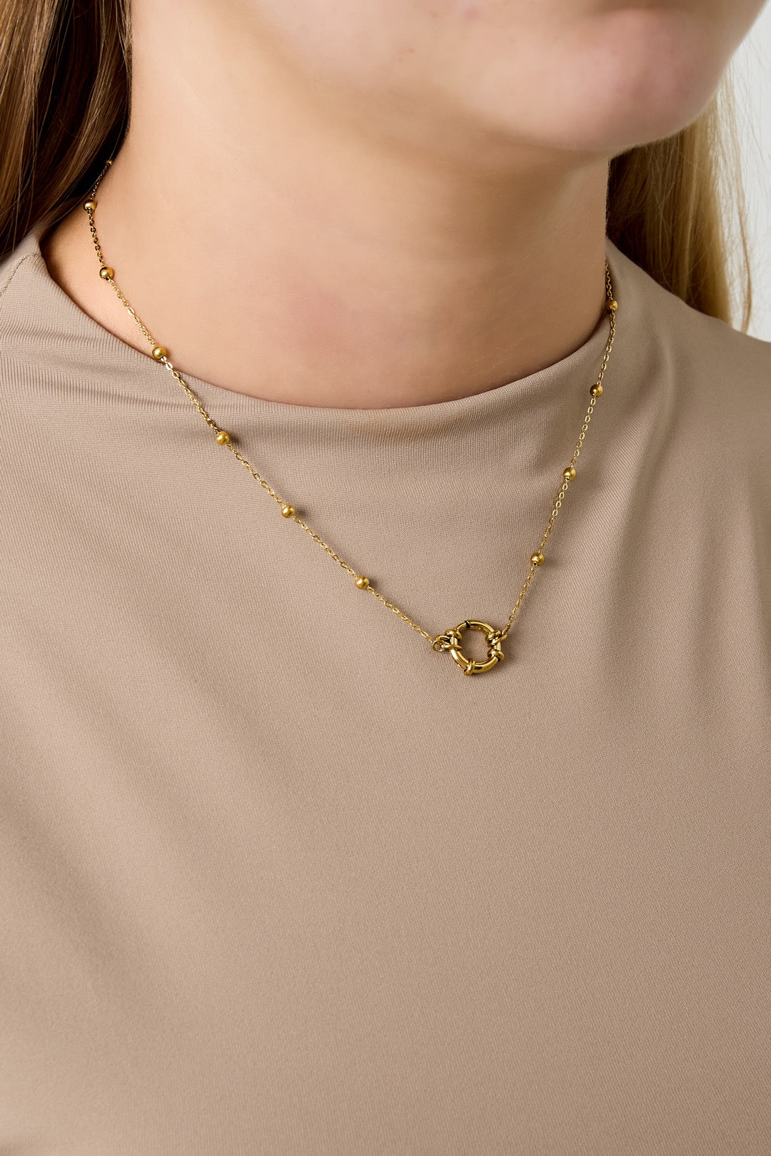 Vergoldete Damenhalskette mit modernem Loop-Design von Finesse Feminine Jewelry