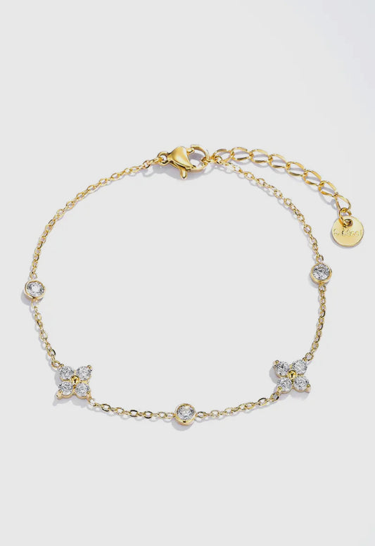 Vergoldetes Damenarmband mit funkelnden Zirkonia-Steinen von Finesse Feminine Jewelry