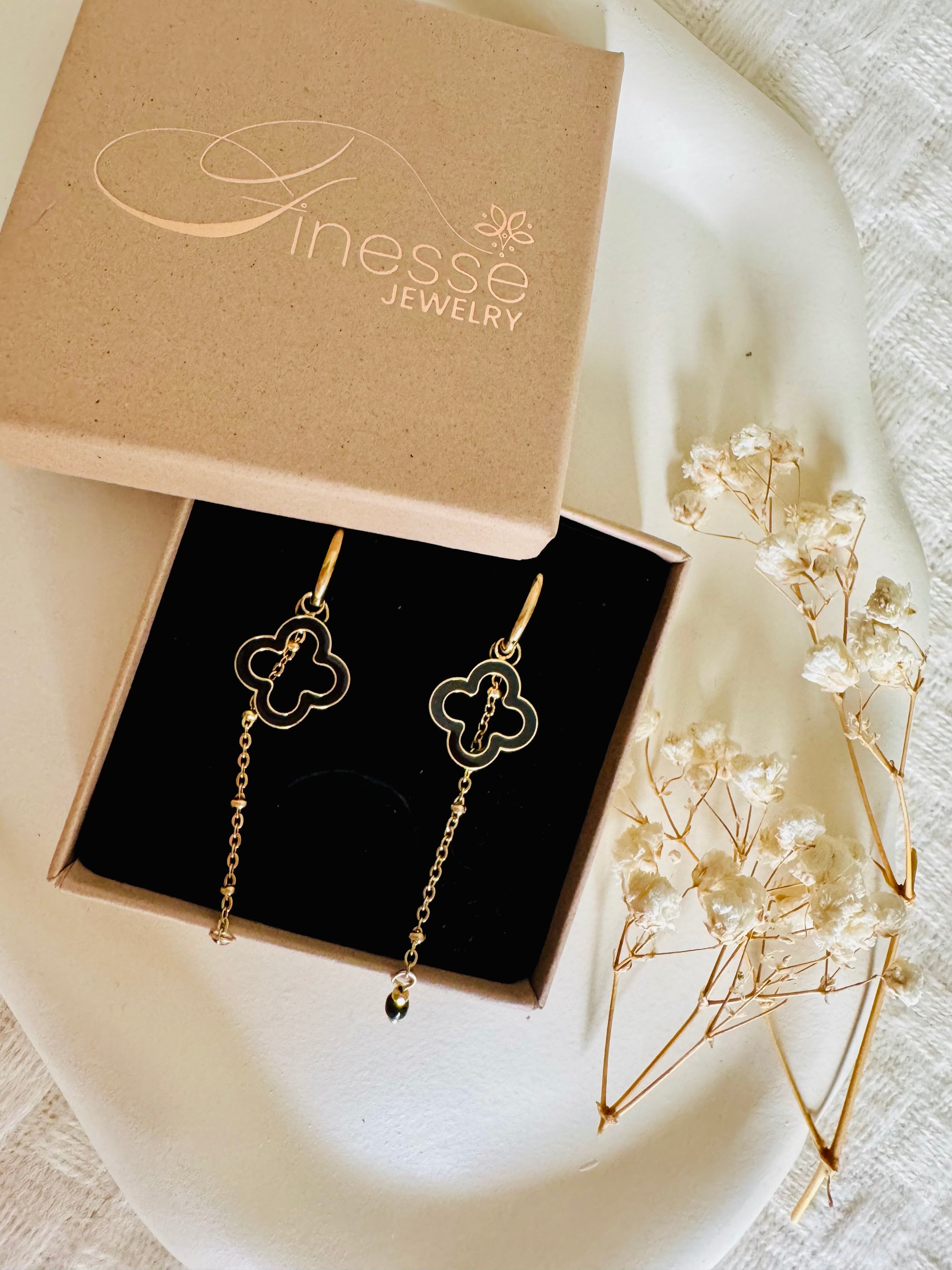 Vergoldete Damenohrringe mit eleganten Hängern und funkelnden Zirkonia-Steinen von Finesse Feminine Jewelry