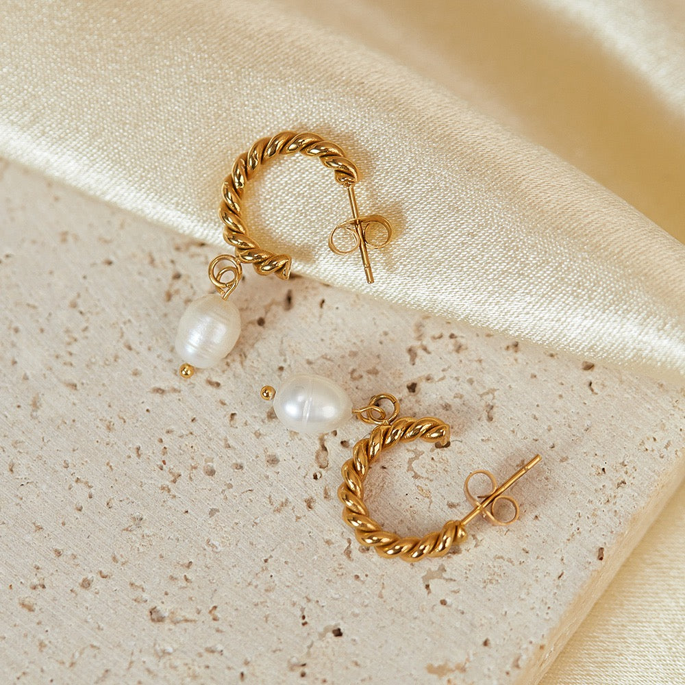 Vergoldete Damen-Creolen im gedrehten Design von Finesse Feminine Jewelry