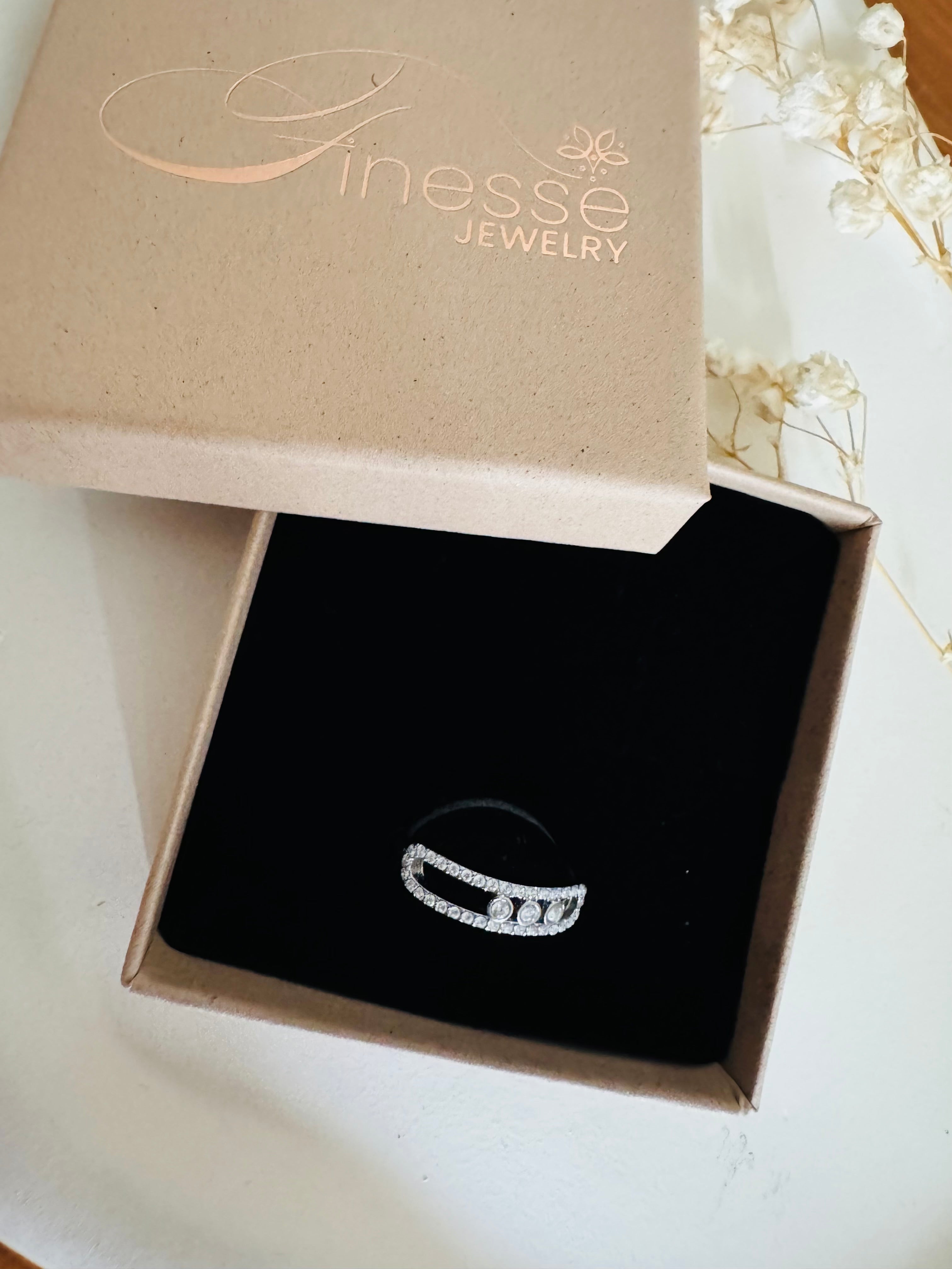 Vergoldeter Damenring mit elegantem, minimalistischen Design von Finesse Feminine Jewelry