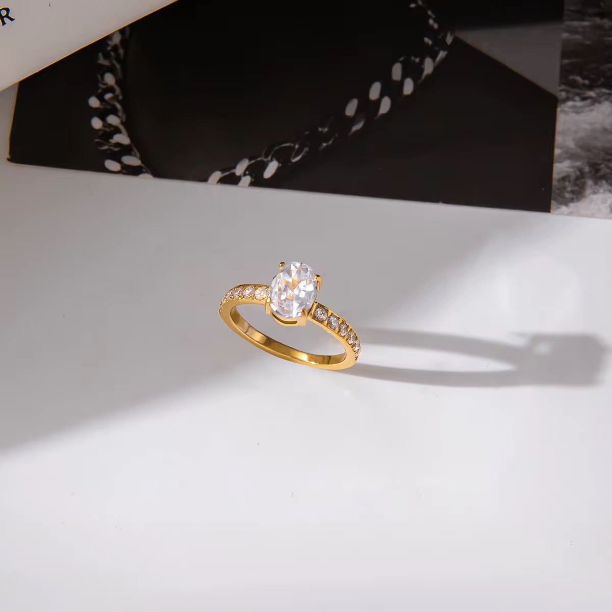 Vergoldeter Damenring mit funkelndem Zirkonia-Stein im eleganten Design von Finesse Feminine Jewelry