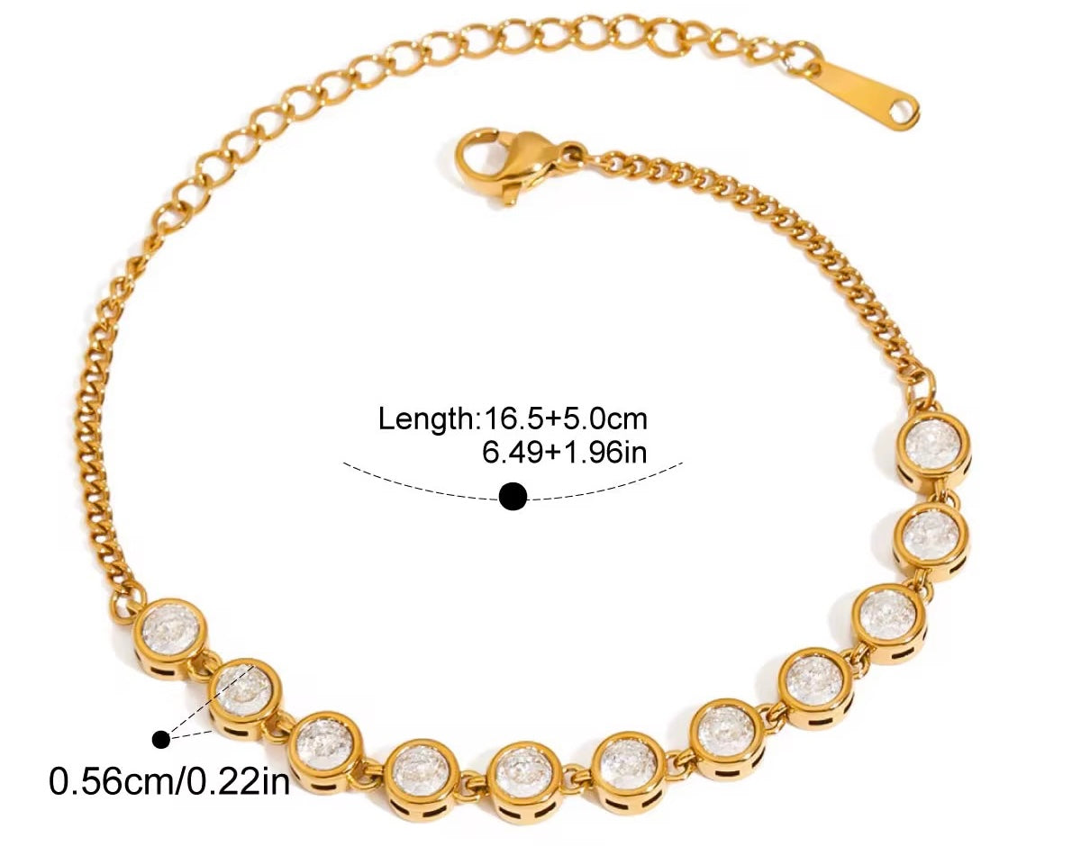 Vergoldetes Damenarmband mit funkelnden Zirkonia-Steinen im eleganten Design von Finesse Feminine Jewelry