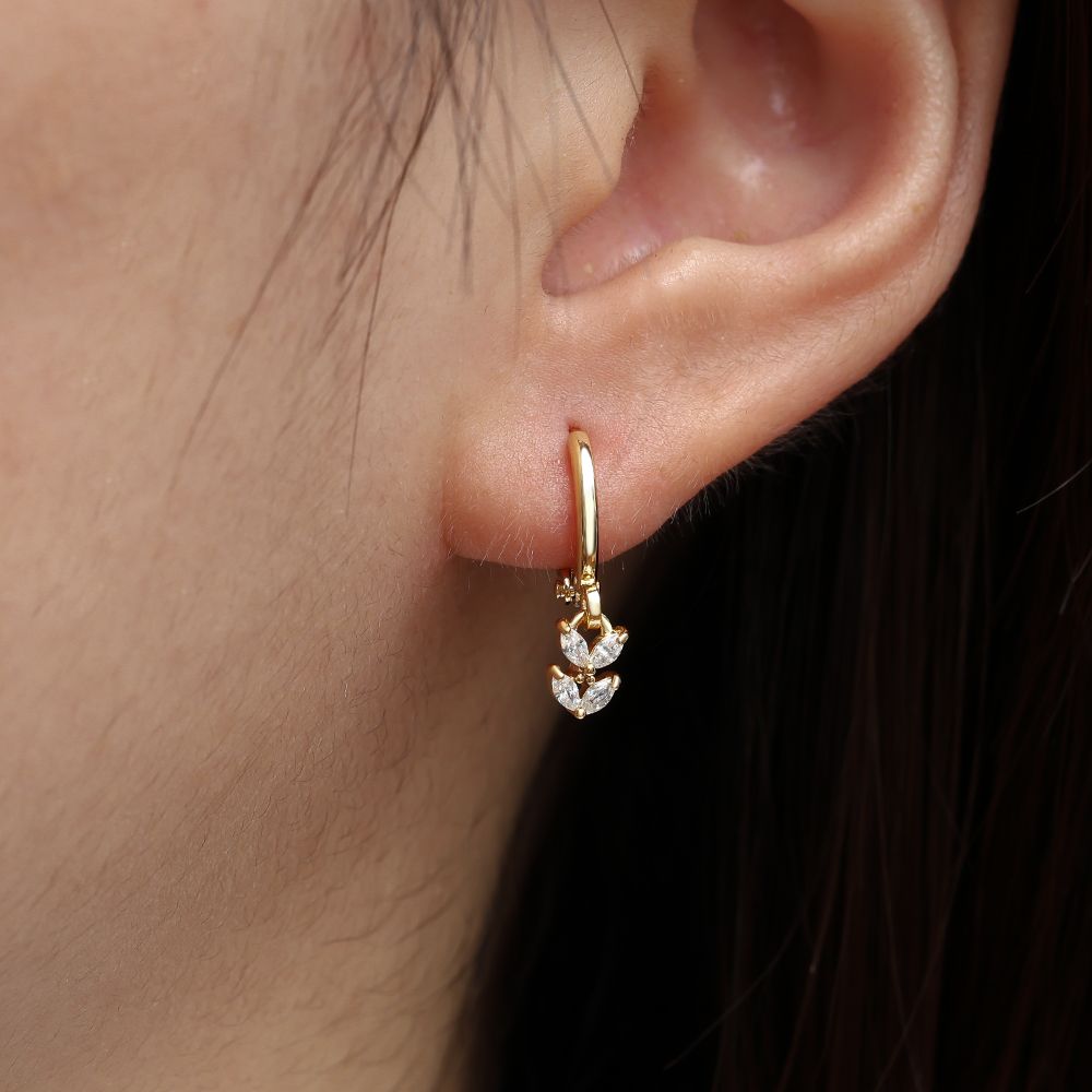 Vergoldete Damenohrringe mit funkelnden Zirkonia-Steinen im modernen Design von Finesse Feminine Jewelry