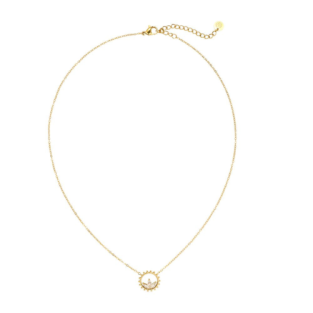Vergoldete Damenhalskette mit Lotusblüten-Design und funkelnden Zirkonia-Steinen von Finesse Feminine Jewelry