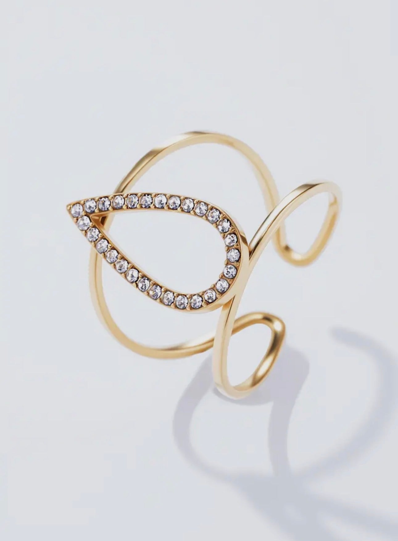 Vergoldeter Damenring mit tropfenförmigem Design und elegantem Glanz von Finesse Feminine Jewelry