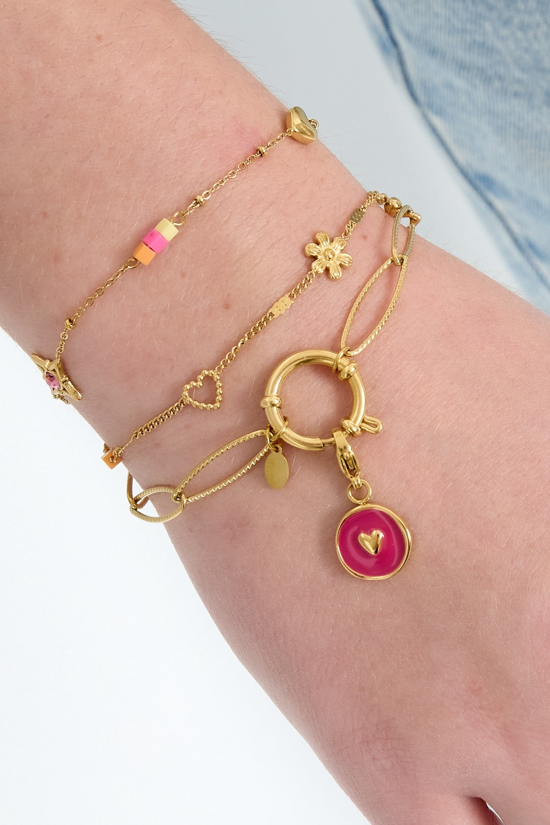 Vergoldetes Damenarmband mit mehreren Charms im eleganten Design von Finesse Feminine Jewelry