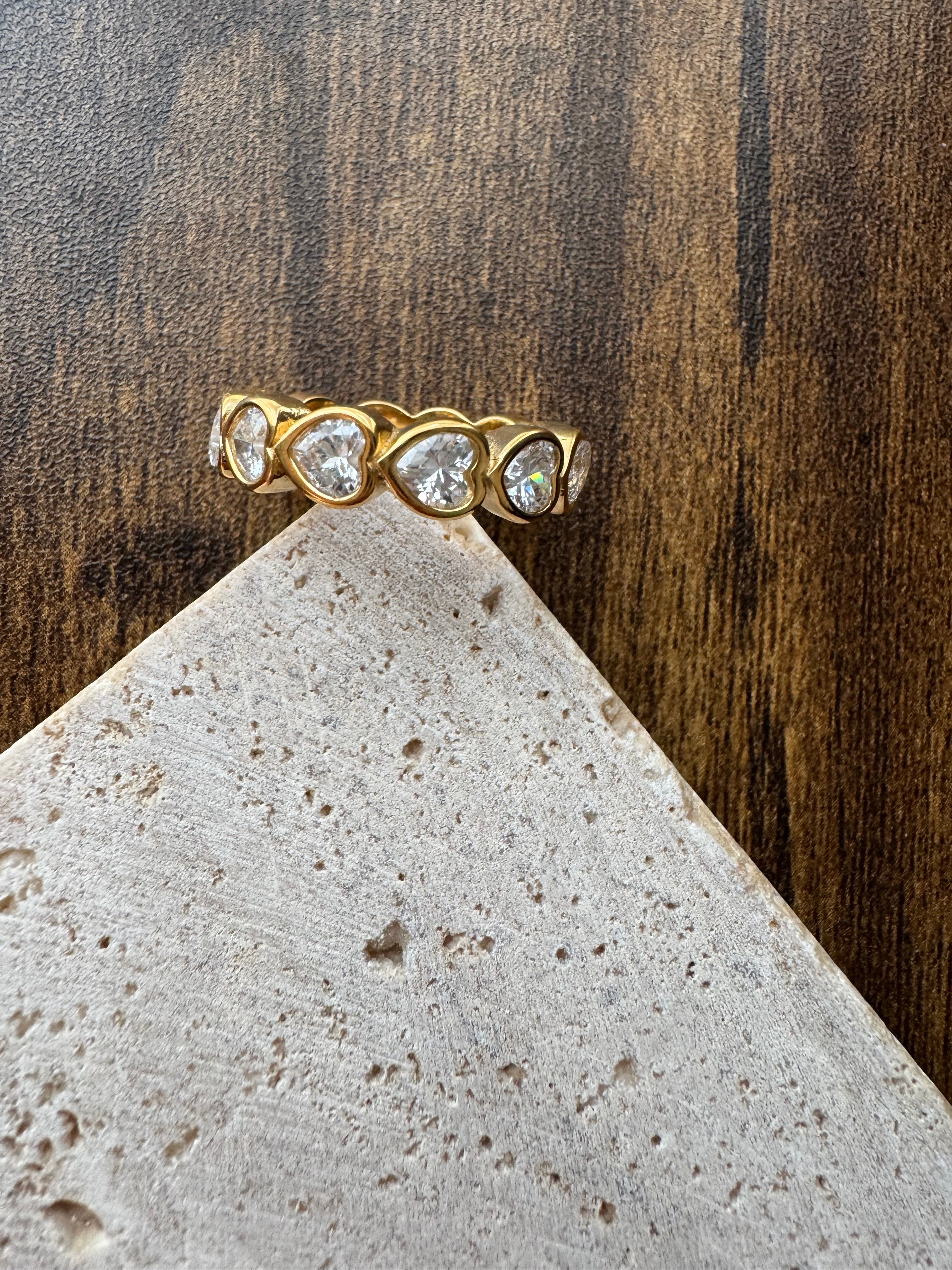 Vergoldeter Damenring mit Herz-Design und funkelnden Zirkonia-Steinen von Finesse Feminine Jewelry