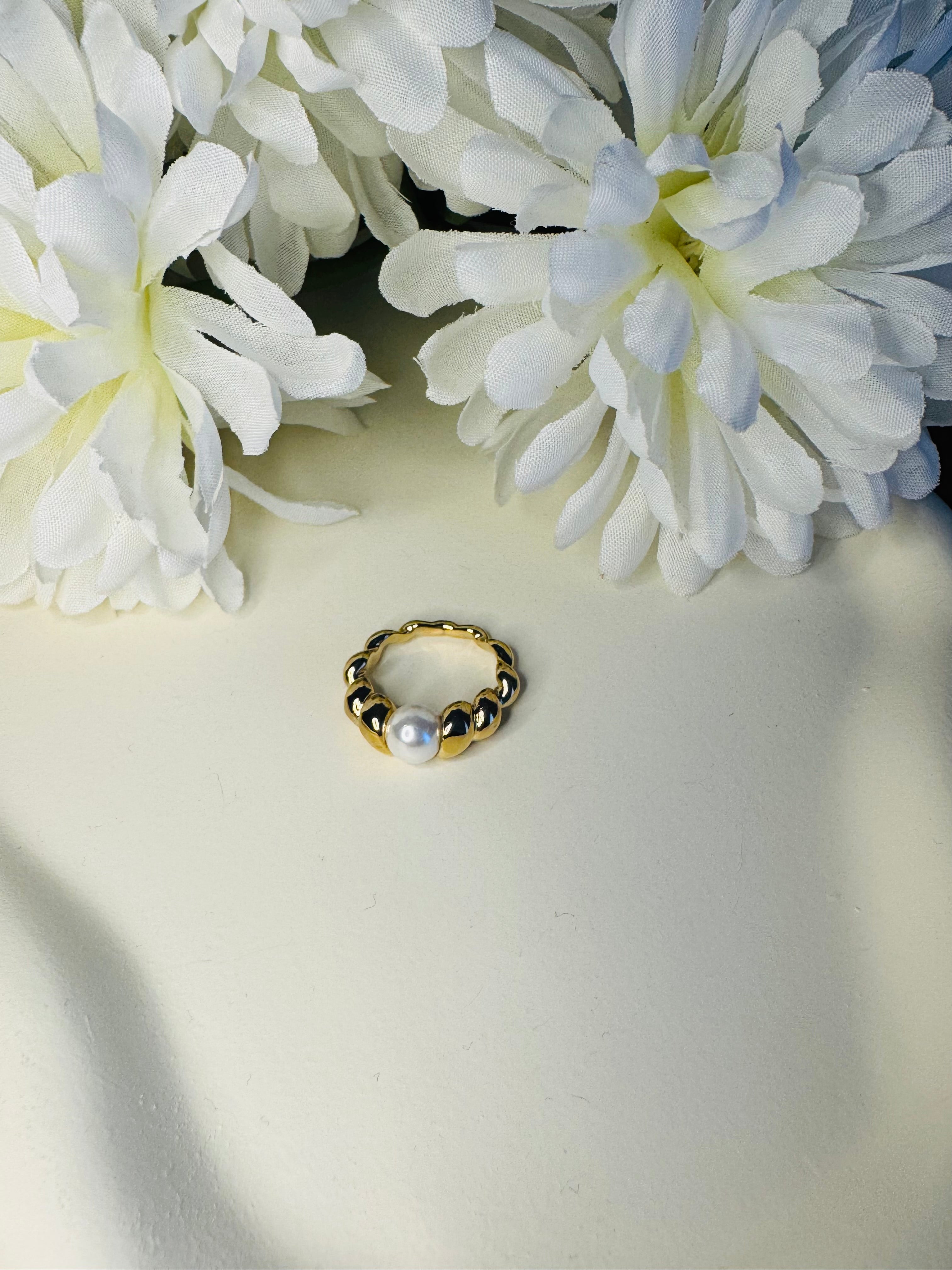 Vergoldeter Damenring mit mondförmigem Design und funkelnden Zirkonia-Steinen von Finesse Feminine Jewelry