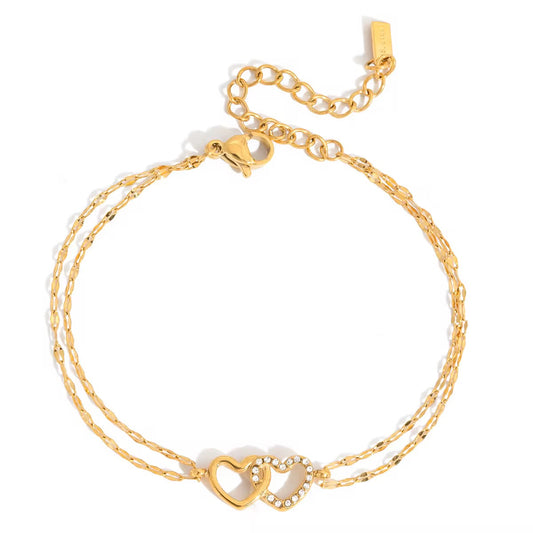 Vergoldeter Armreif mit Herz Gravur – feminines Schmuckarmband