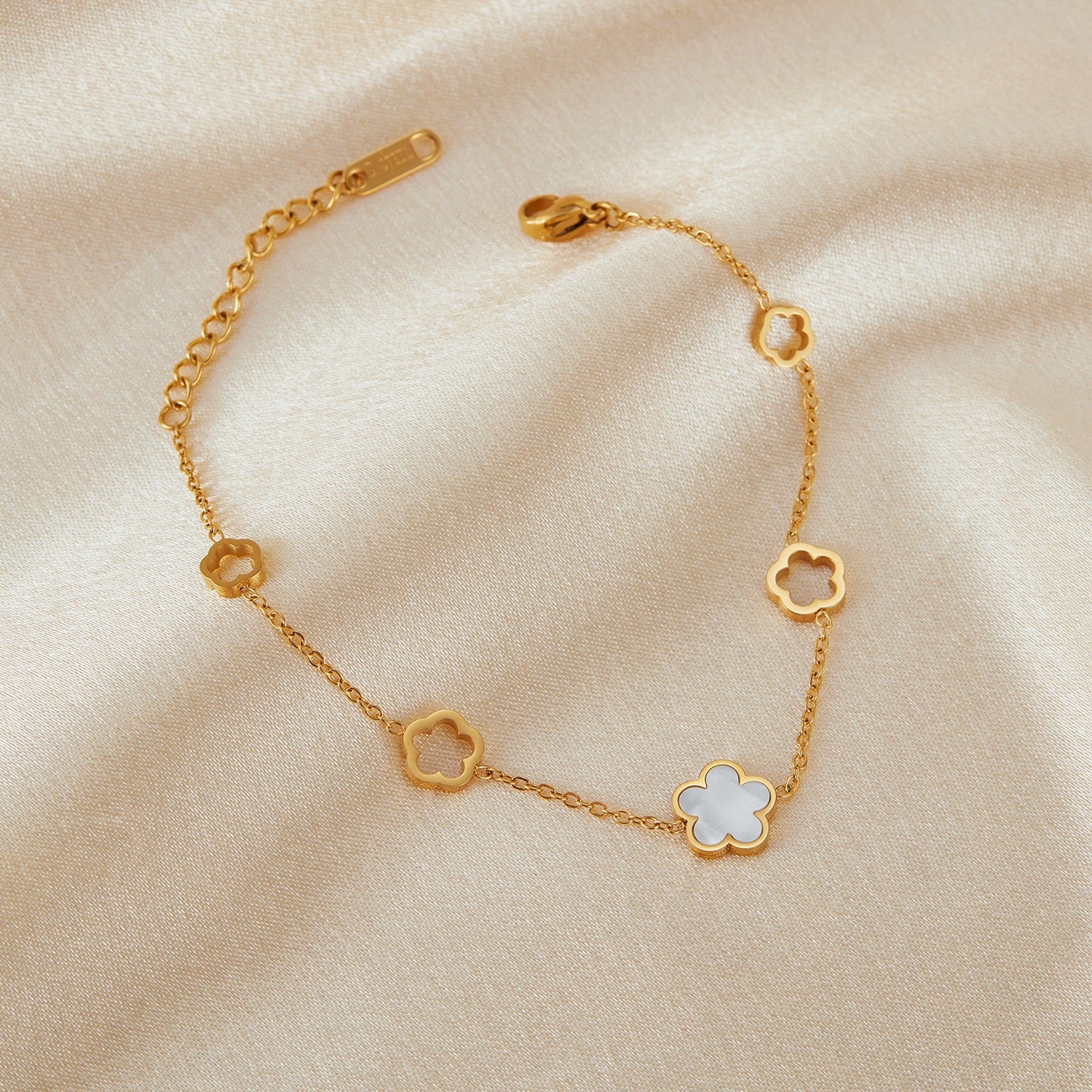 Vergoldetes Damenarmband mit Blumen-Design und Zirkonia-Steinen von Finesse Feminine Jewelry