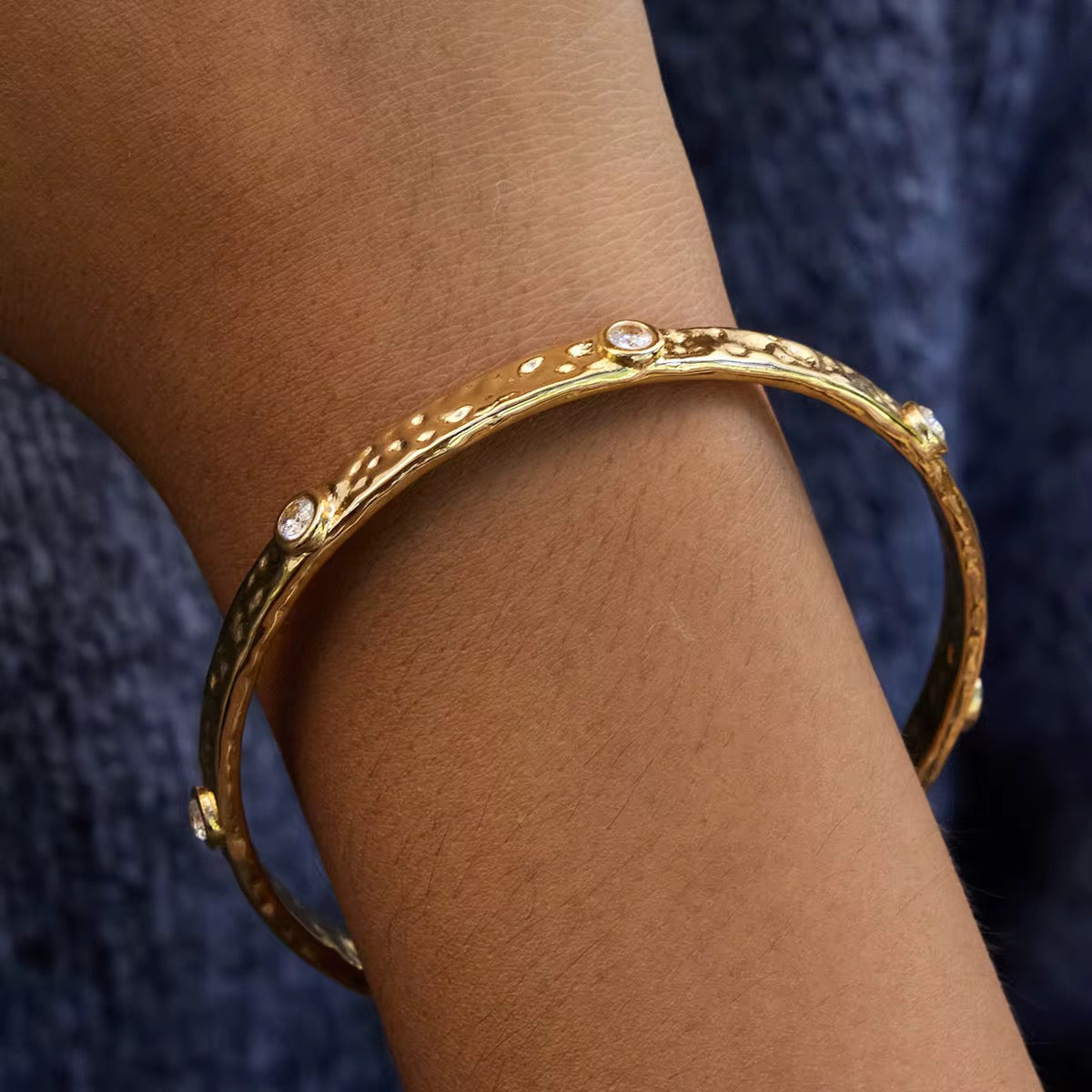 Vergoldeter Damenarmreif mit funkelnden Zirkonia-Steinen im eleganten Design von Finesse Feminine Jewelry