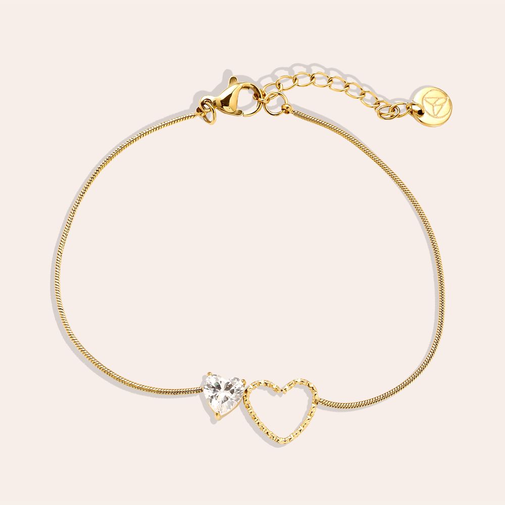 Vergoldetes Damenarmband mit mehreren Herzanhängern und Zirkonia-Steinen von Finesse Feminine Jewelry