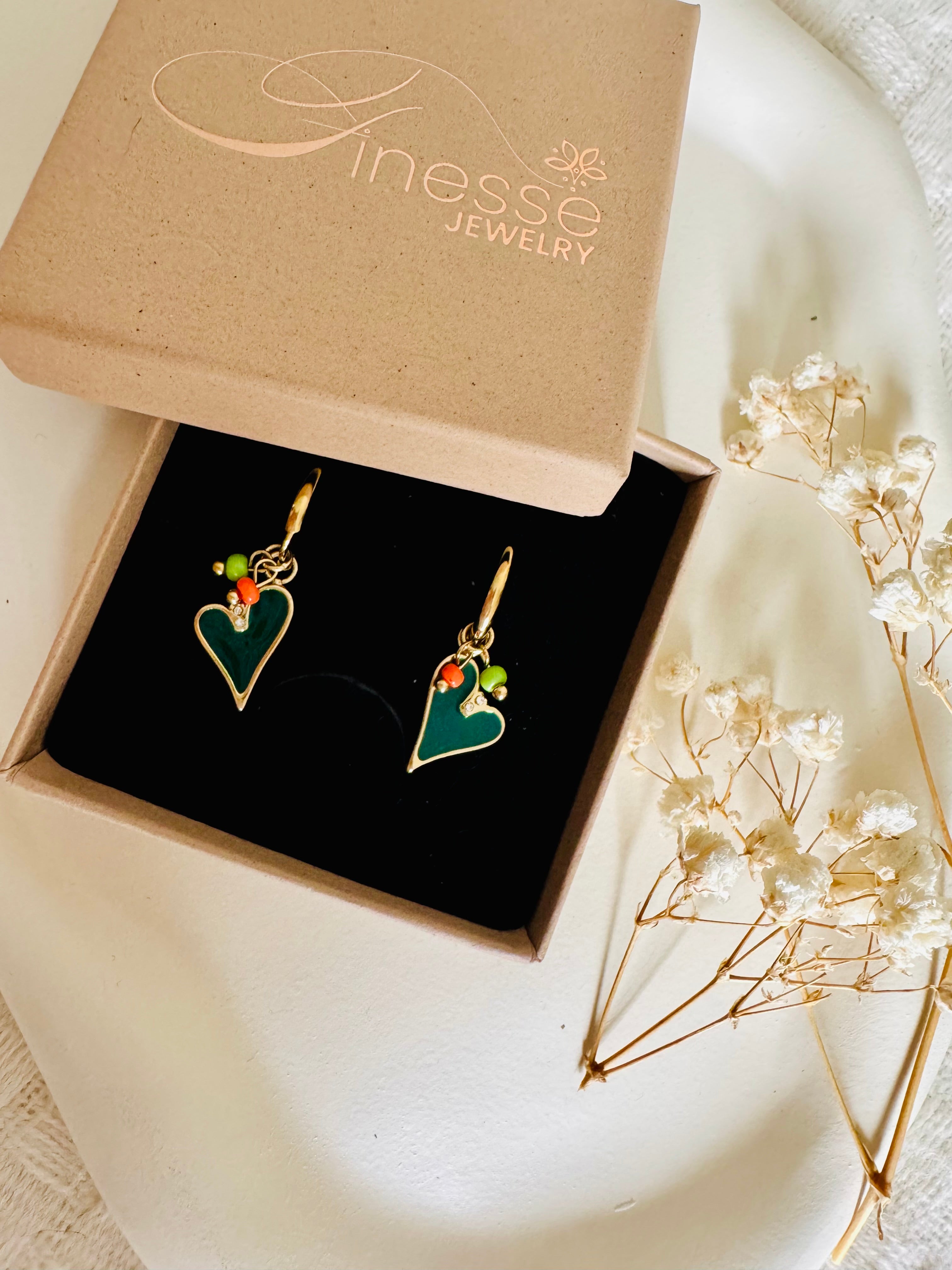 Vergoldete Damen-Creolen mit Herzanhängern und funkelnden Zirkonia-Steinen von Finesse Feminine Jewelry