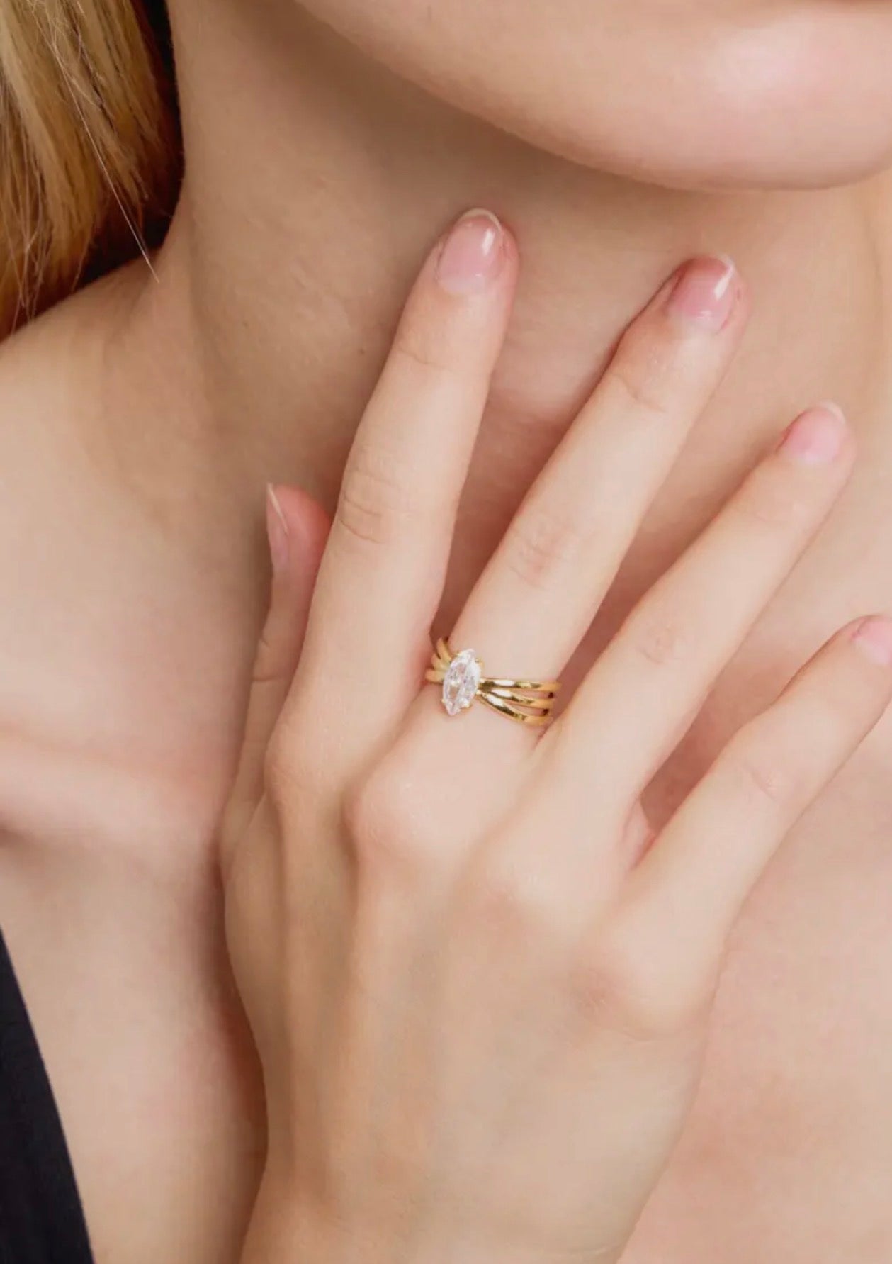 Vergoldeter Damenring mit marquiseförmigem Zirkonia-Stein im eleganten Design von Finesse Feminine Jewelry