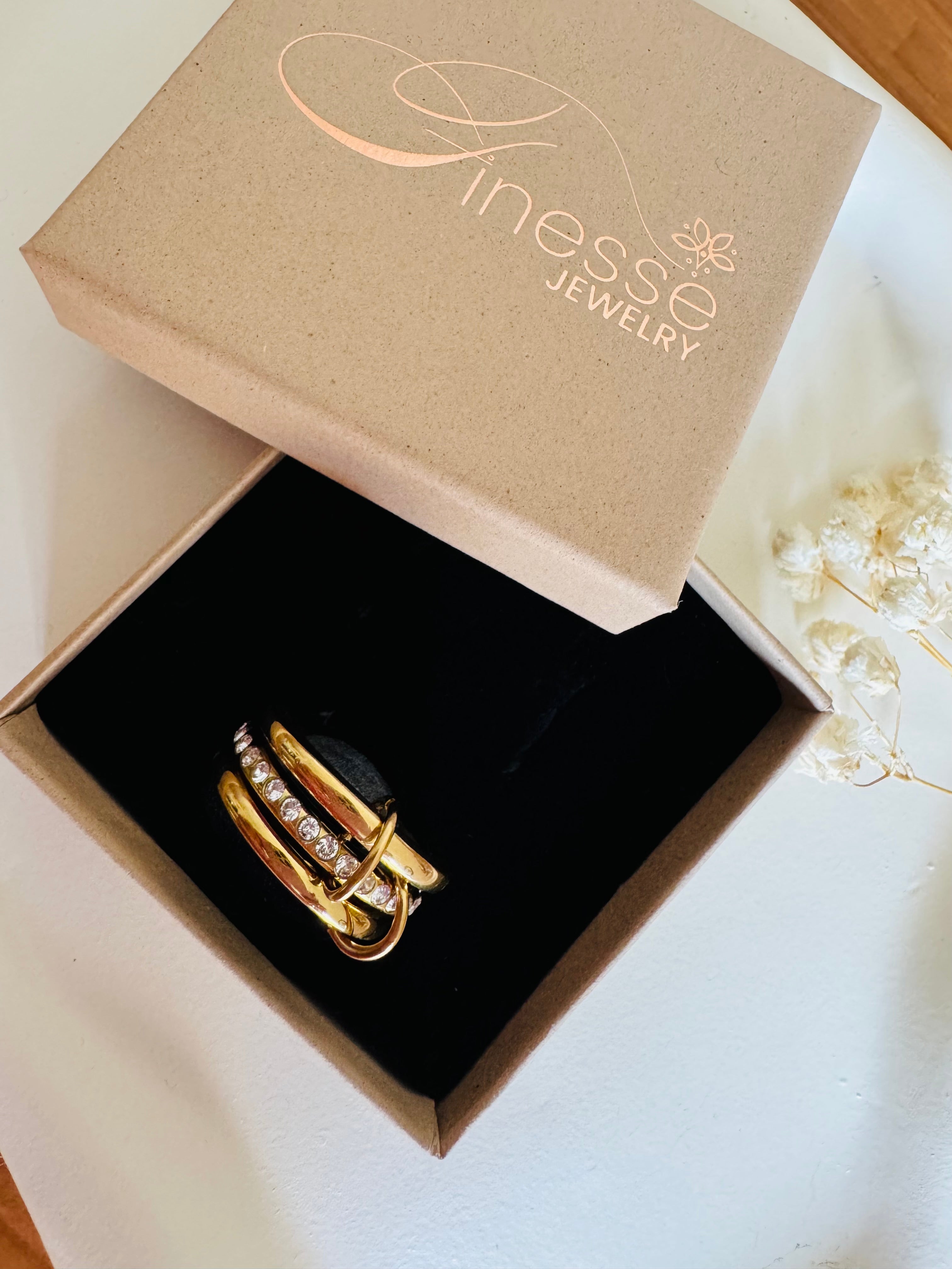 Vergoldeter Damenring mit dreireihigem Design und funkelndem Glanz von Finesse Feminine Jewelry