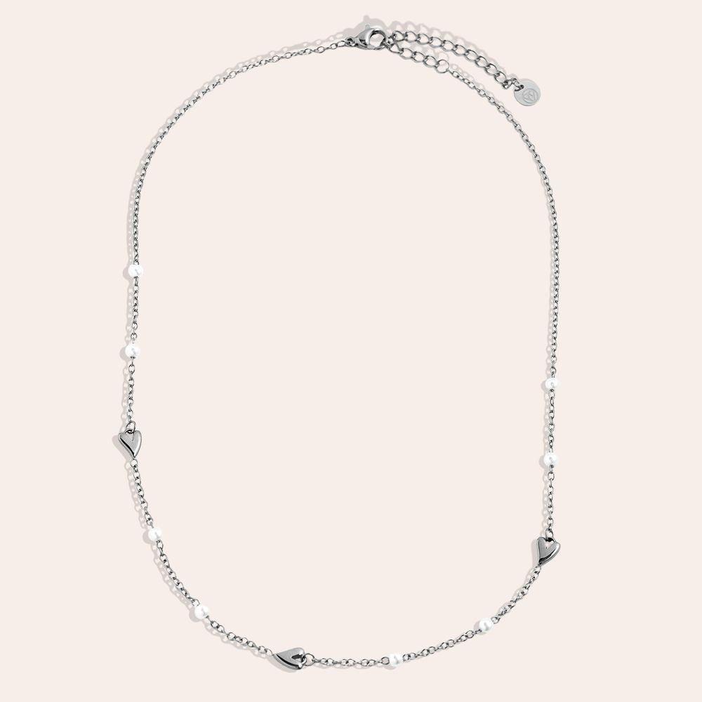 Vergoldete Damenhalskette mit Herzanhänger und weißen Perlen von Finesse Feminine Jewelry