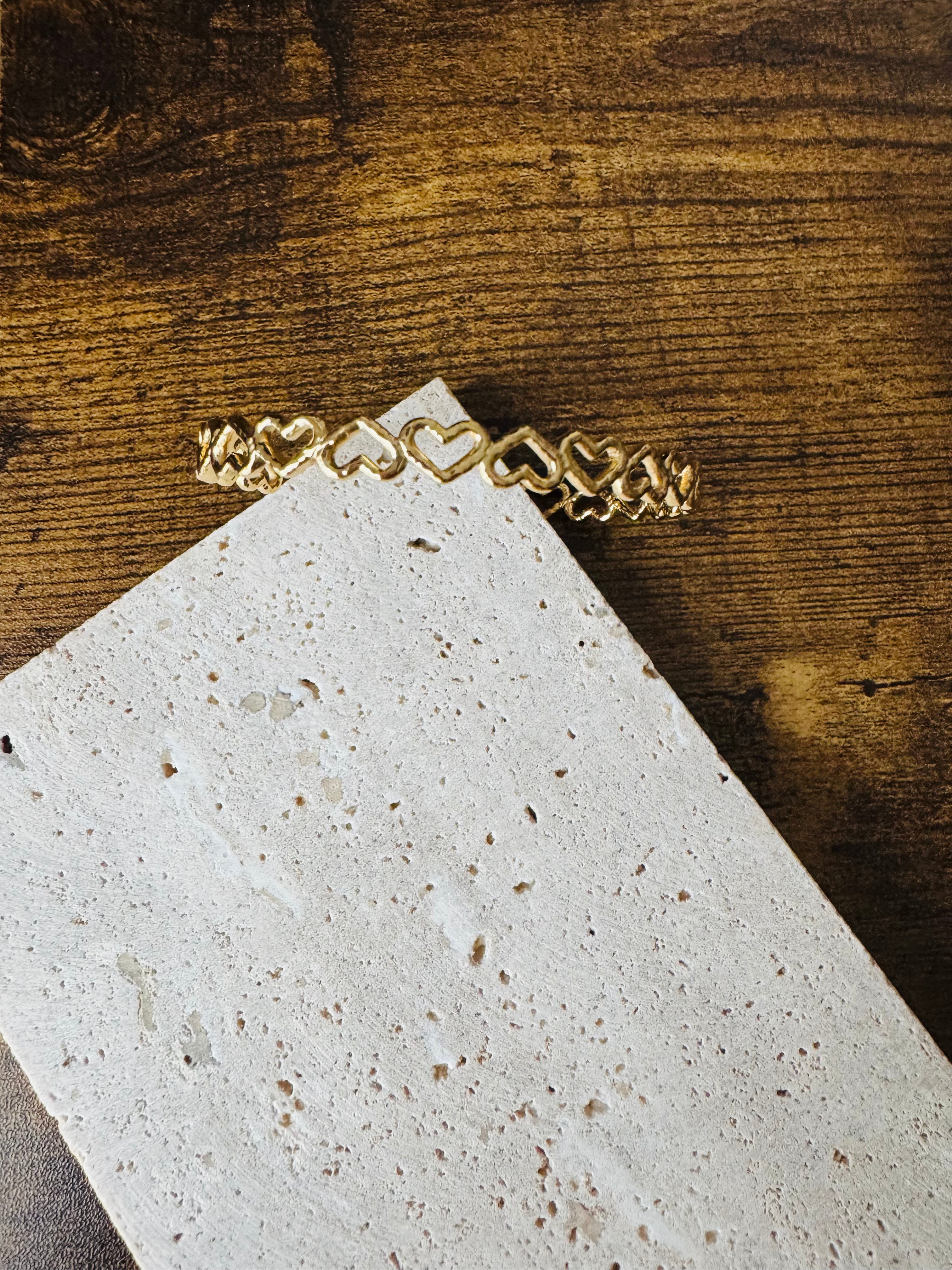 Vergoldeter Damenarmreif mit Herz-Design und funkelnden Zirkonia-Steinen von Finesse Feminine Jewelry