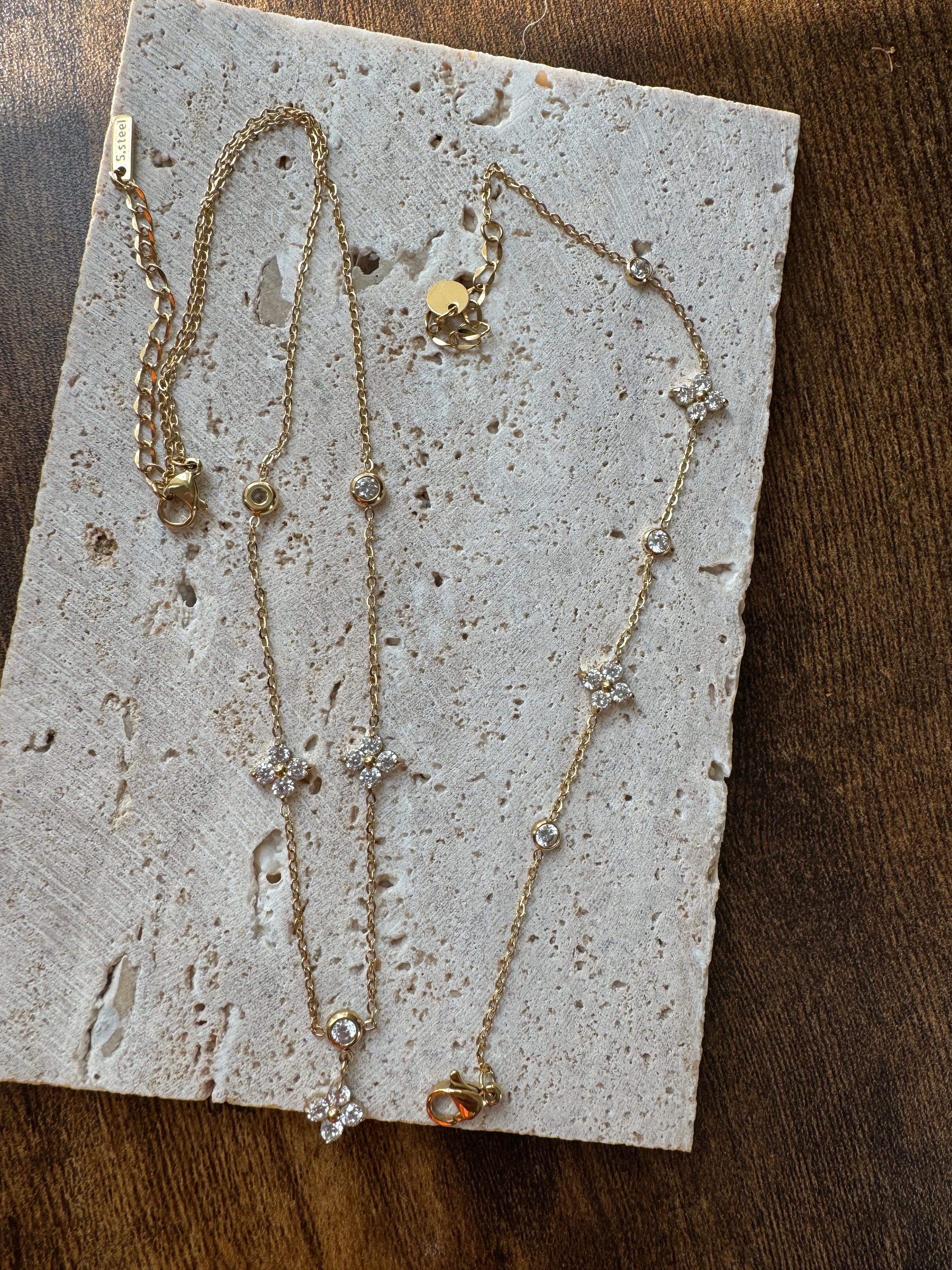 Vergoldetes Damenarmband mit funkelnden Zirkonia-Steinen von Finesse Feminine Jewelry