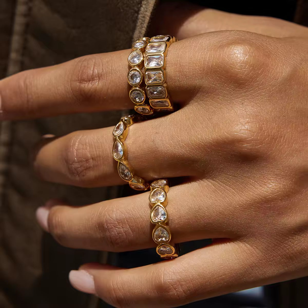 Vergoldeter Damenring mit Herz-Design und funkelnden Zirkonia-Steinen von Finesse Feminine Jewelry