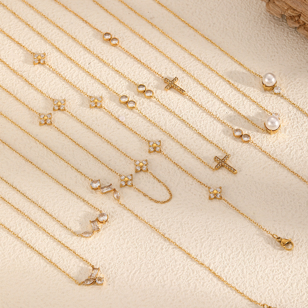 Vergoldete Damenhalskette mit filigranem Blumen-Design und Zirkonia-Steinen von Finesse Feminine Jewelry