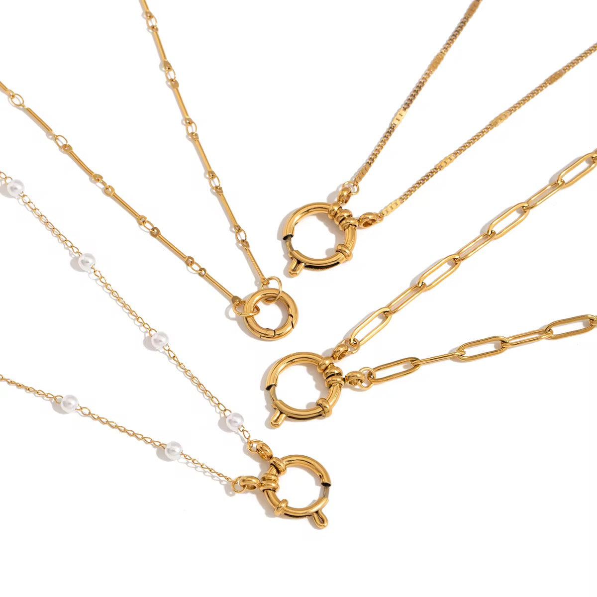 Vergoldete Damenhalskette mit Perlen-Charms und funkelnden Zirkonia-Steinen von Finesse Feminine Jewelry