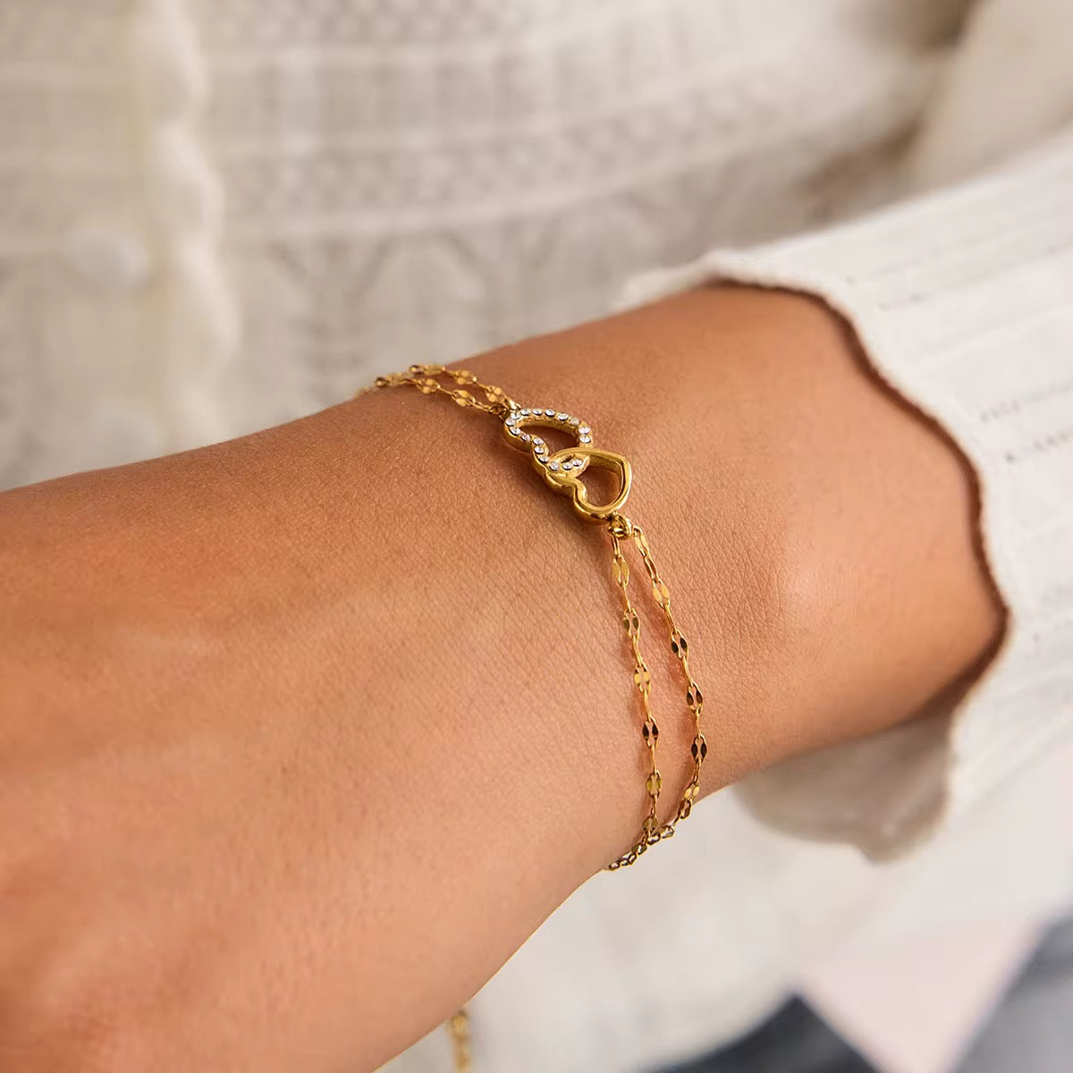 Vergoldeter Armreif mit Herz Gravur – feminines Schmuckarmband