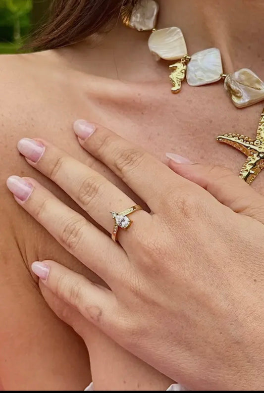 Vergoldeter Damenring mit elegantem Design und funkelndem Zirkonia-Stein von Finesse Feminine Jewelry