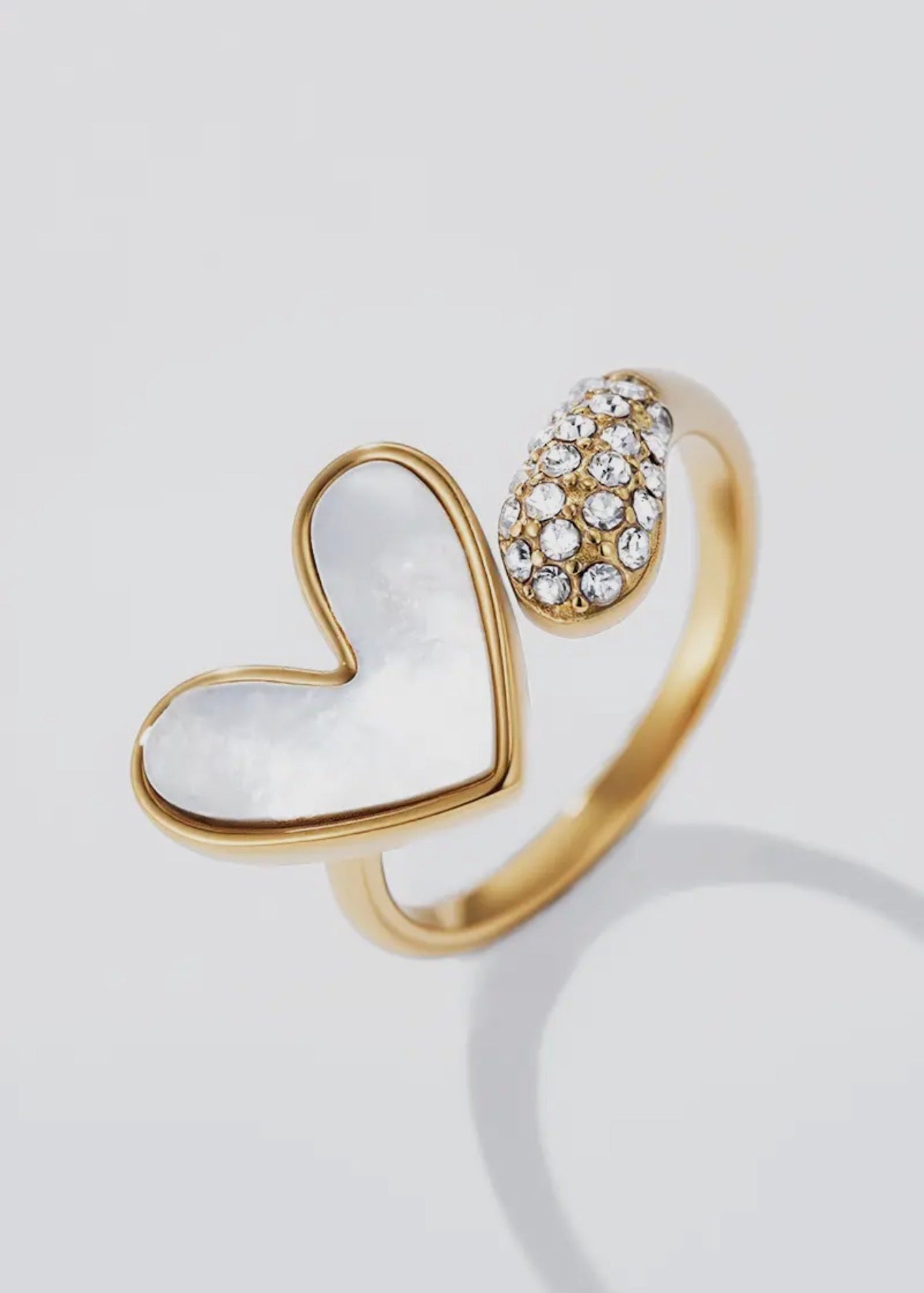 Vergoldeter Damenring mit Herz-Design und elegantem Glanz von Finesse Feminine Jewelry