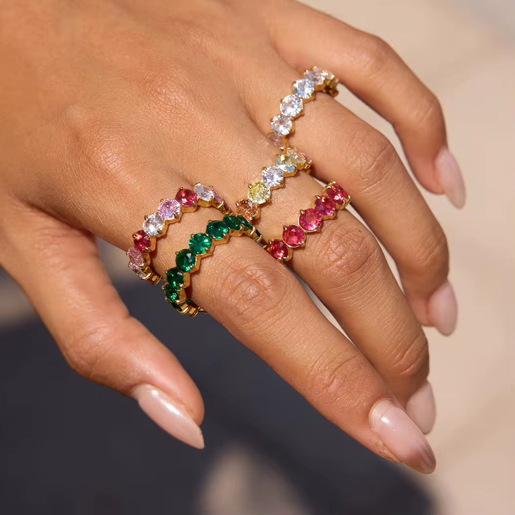 Eleganter goldener Ring mit Zirkonia Stein – minimalistischer Damenschmuck