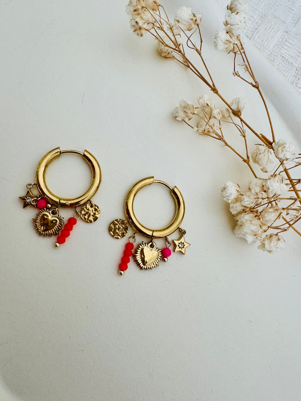 Vergoldete Damen-Creolen mit Herz-Design und funkelnden Zirkonia-Steinen von Finesse Feminine Jewelry