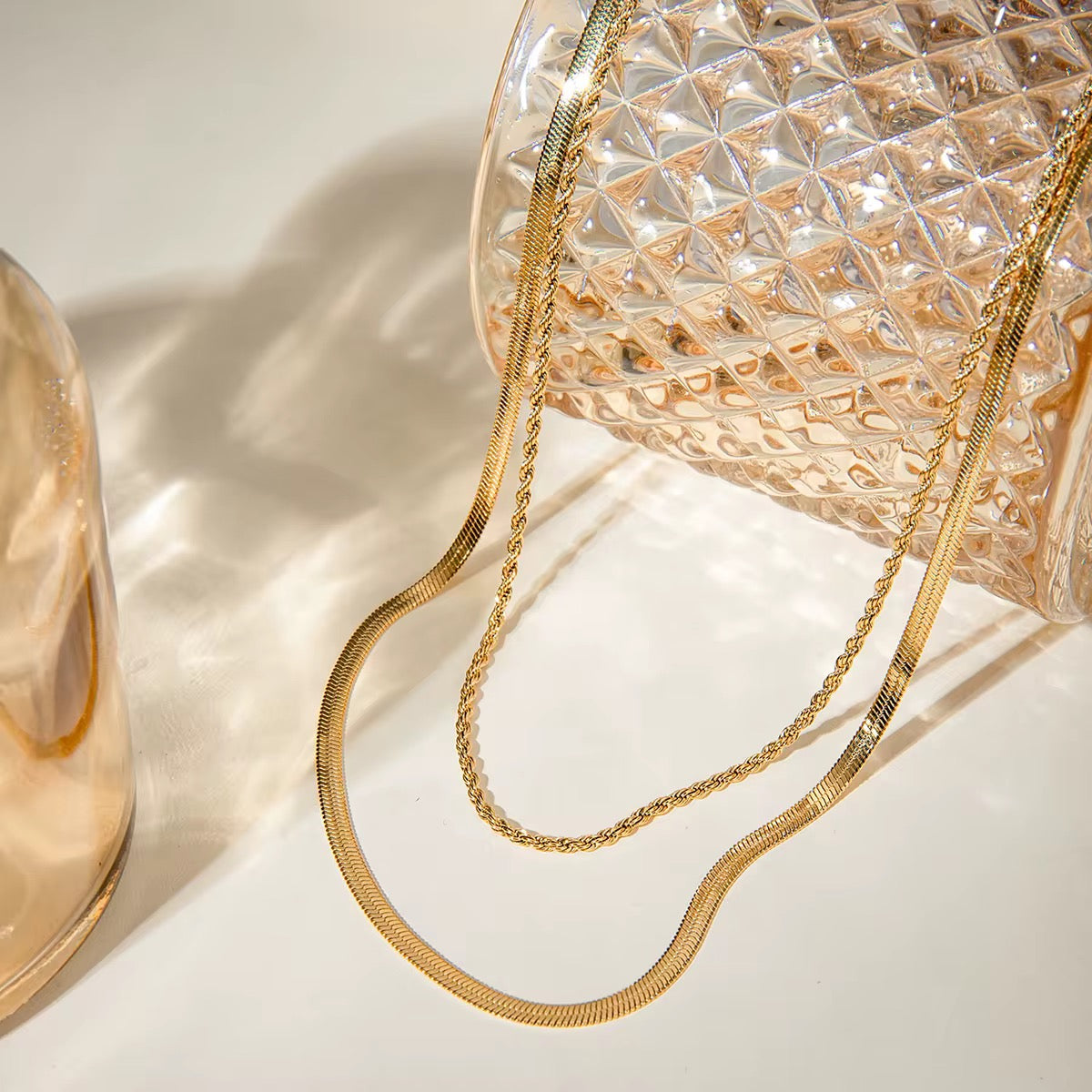 Vergoldete Damenhalskette im Doppel-Design mit funkelnden Zirkonia-Steinen von Finesse Feminine Jewelry