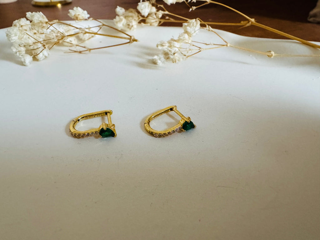 Emeralda – Herzförmige 925 Silberohrringe mit grüner Steinfassung