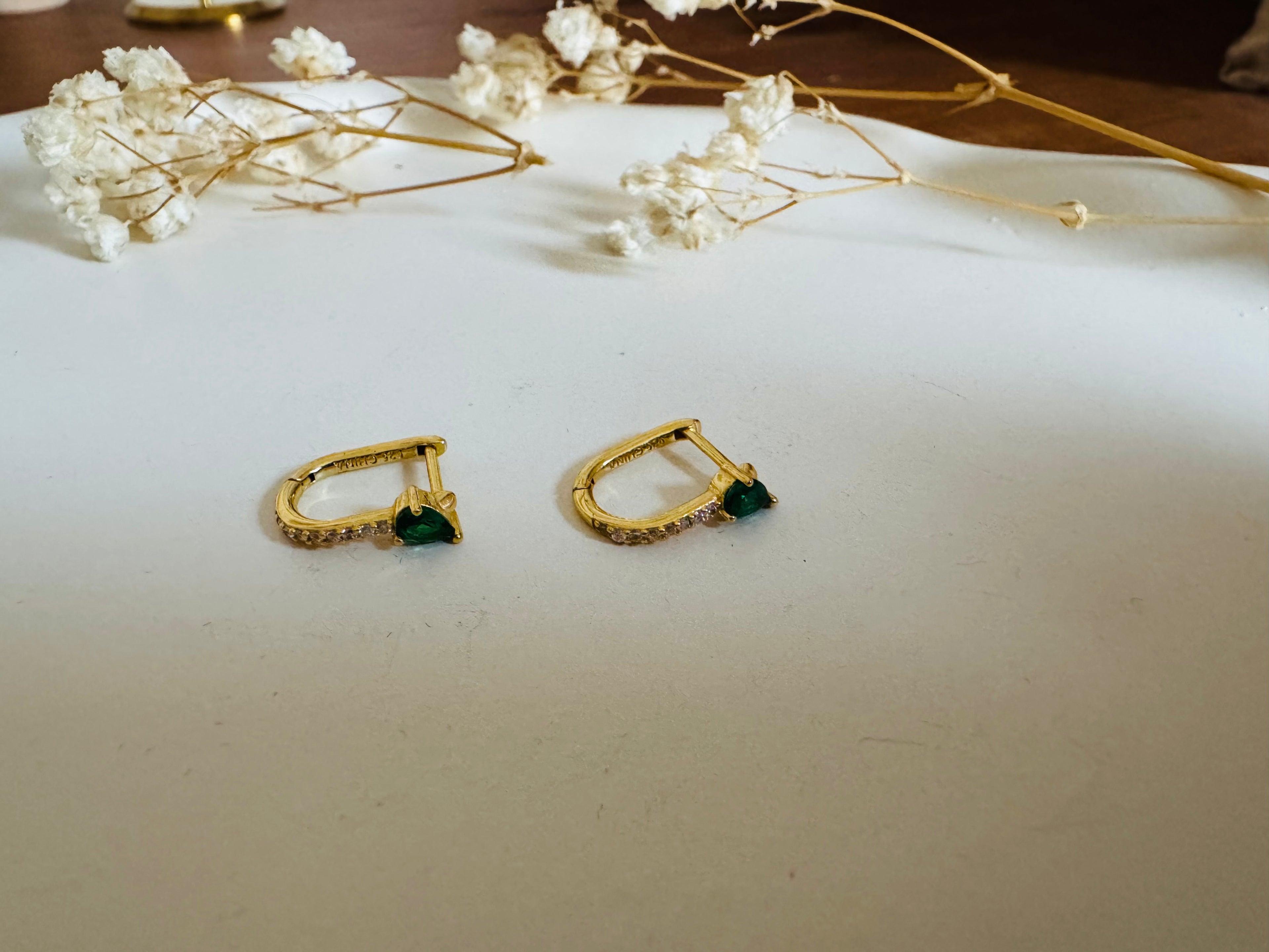 Emeralda – Herzförmige 925 Silberohrringe mit grüner Steinfassung
