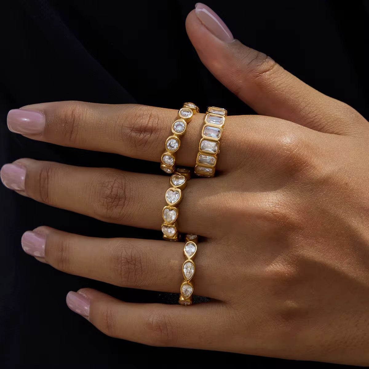 Eleganter goldener Ring mit Zirkonia Stein – minimalistischer Damenschmuck