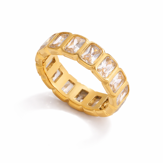 Eleganter goldener Ring mit Zirkonia Stein – minimalistischer Damenschmuck