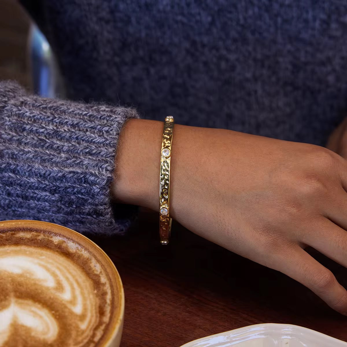 Vergoldeter Damenarmreif mit funkelnden Zirkonia-Steinen im eleganten Design von Finesse Feminine Jewelry