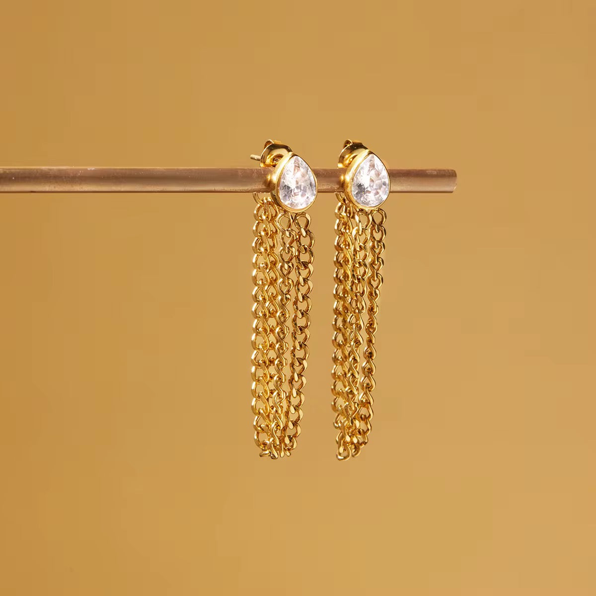 Goldene Ohrringe mit Zirkonia – eleganter Schmuck