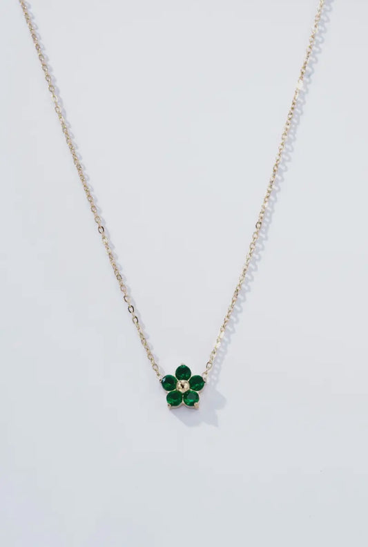 Vergoldete Damenhalskette mit Blumenanhänger und funkelnden Zirkonia-Steinen von Finesse Feminine Jewelry