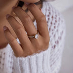 Vergoldeter Damenring mit funkelndem Zirkonia-Stein im eleganten Design von Finesse Feminine Jewelry