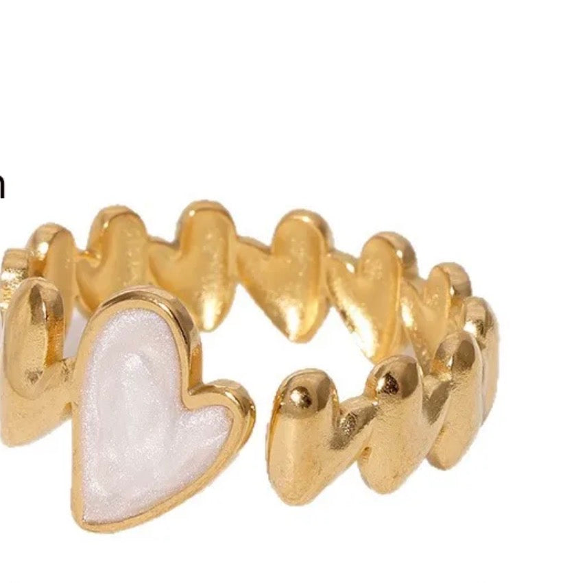 Vergoldeter Damenring mit elegantem Herz-Design von Finesse Feminine Jewelry