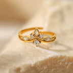 Vergoldeter Damenring mit Blumen-Design und funkelnden Zirkonia-Steinen von Finesse Feminine Jewelry