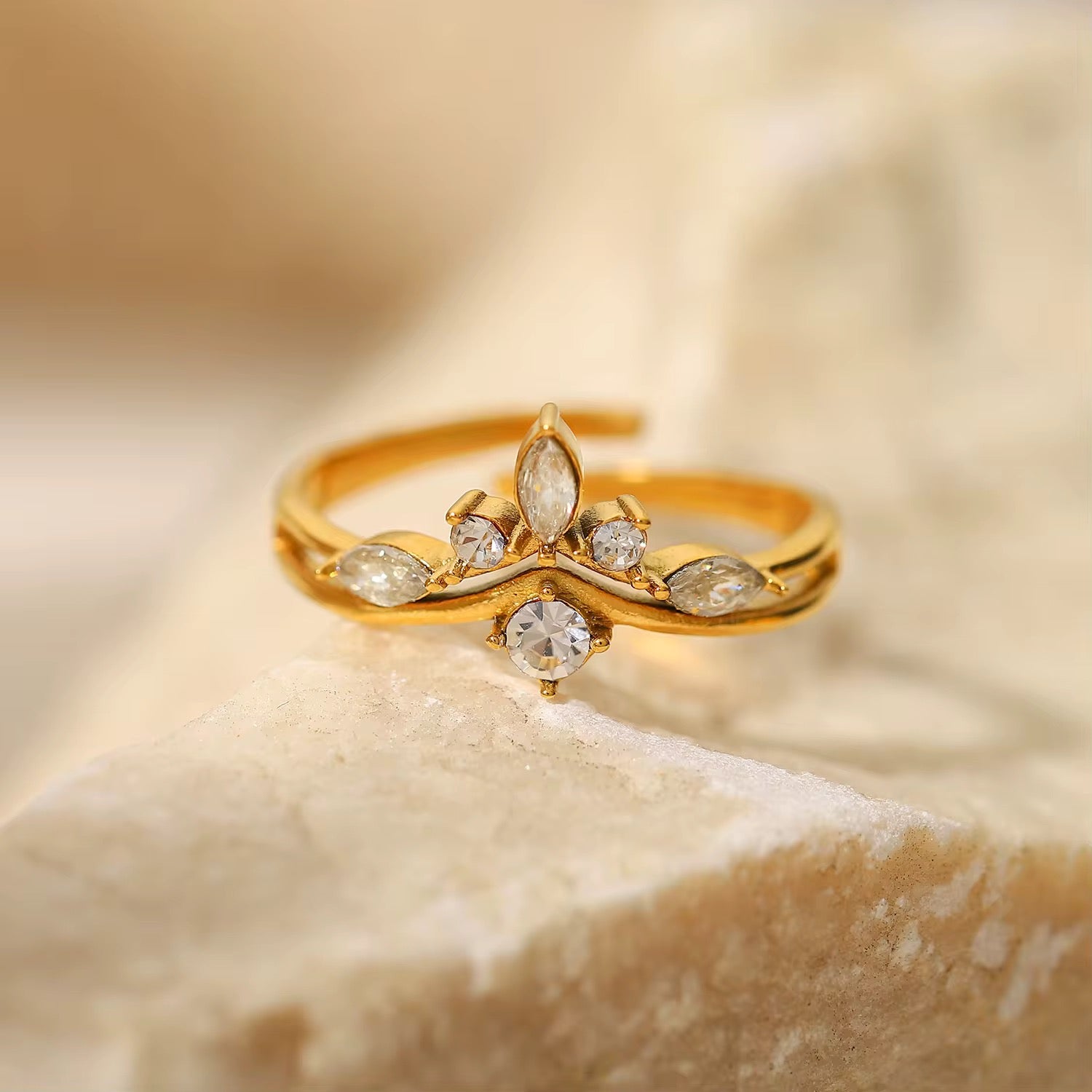 Vergoldeter Damenring mit Blumen-Design und funkelnden Zirkonia-Steinen von Finesse Feminine Jewelry