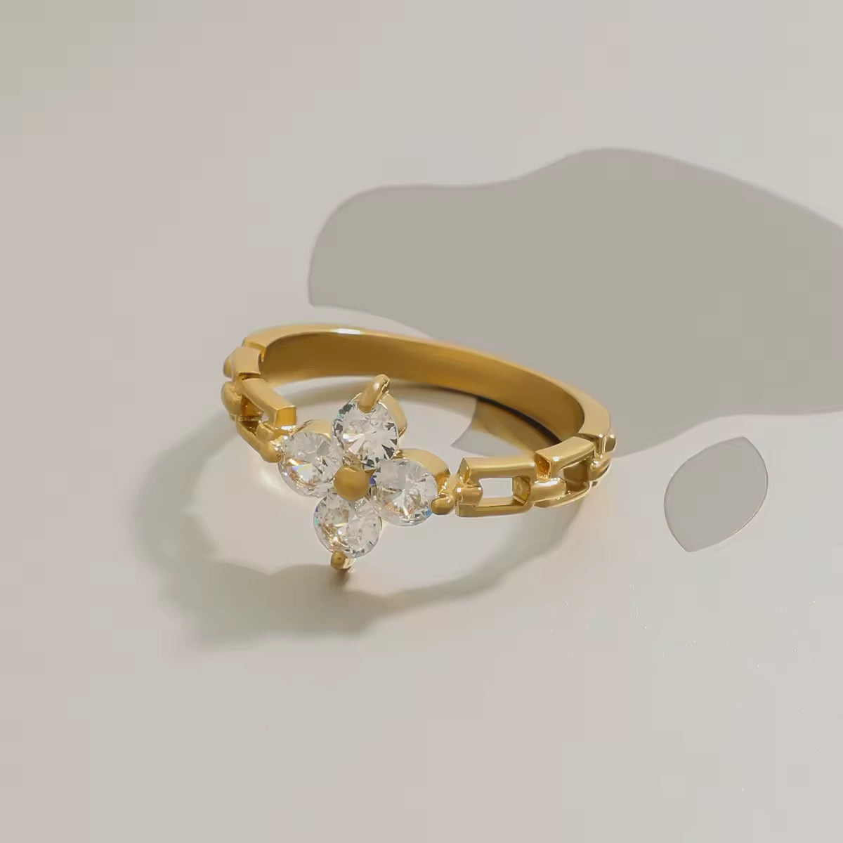 Vergoldeter Damenring mit Blumen-Design und funkelnden Zirkonia-Steinen von Finesse Feminine Jewelry