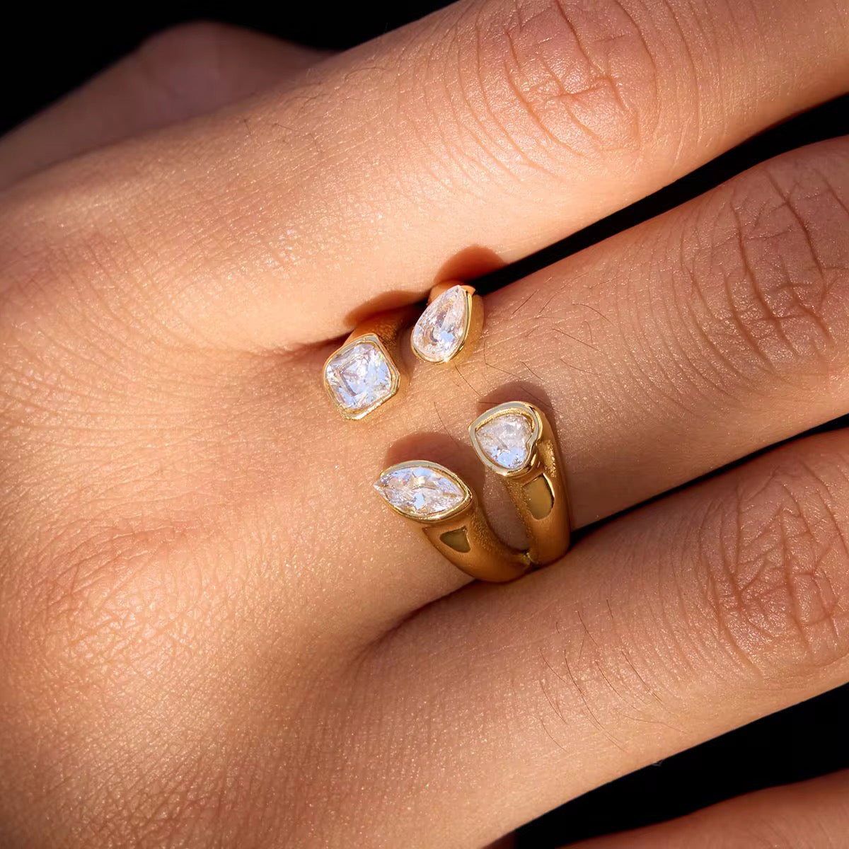 Goldener Ring mit Zirkonia – eleganter Damen Schmuck