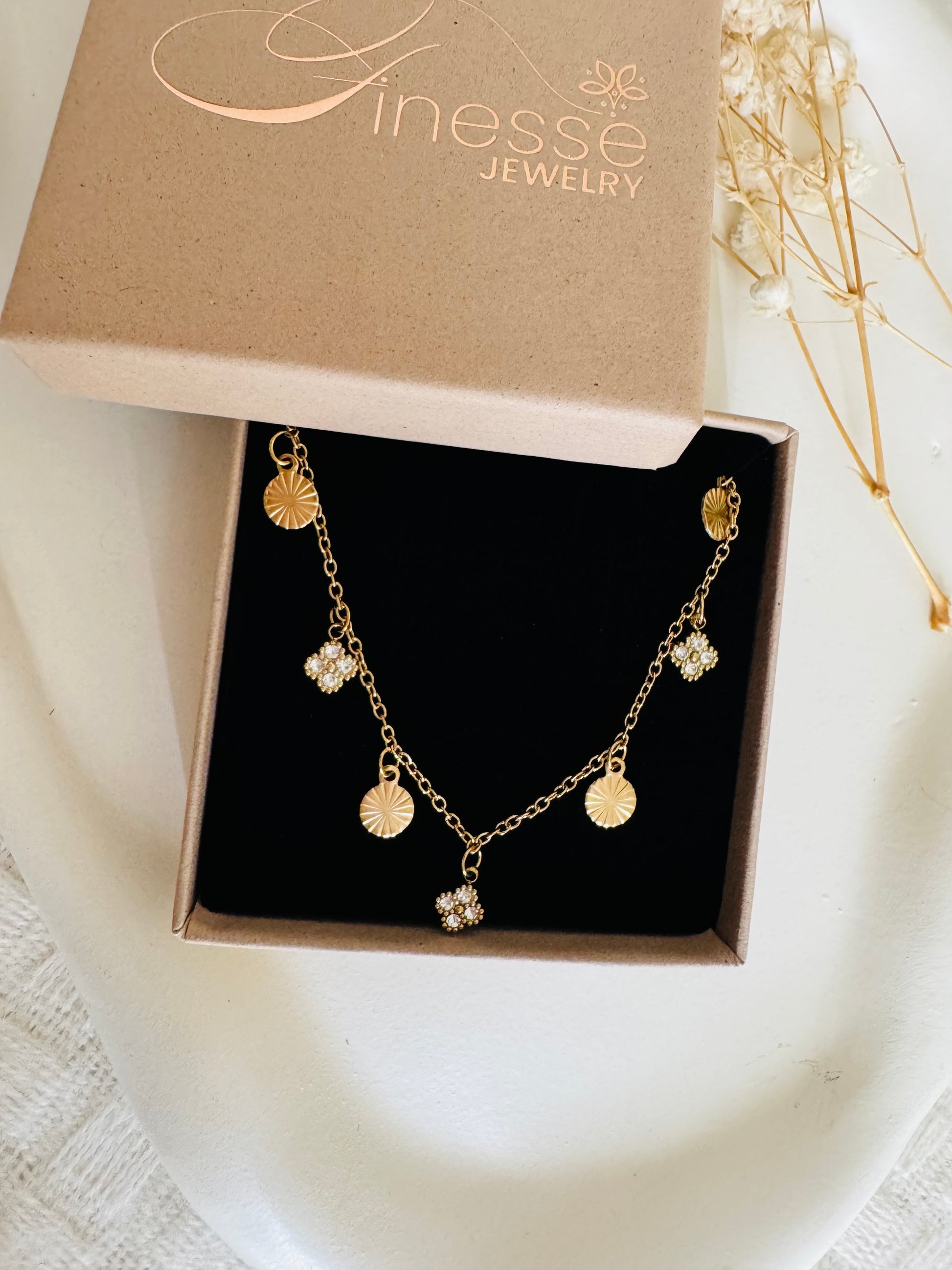 Vergoldete Damenhalskette mit Blumen-Design und Zirkonia-Steinen von Finesse Feminine Jewelry