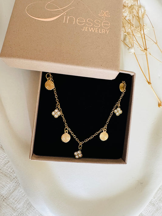 Vergoldete Damenhalskette mit Blumen-Design und Zirkonia-Steinen von Finesse Feminine Jewelry