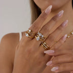 Vergoldeter Damenring mit drei funkelnden Zirkonia-Steinen von Finesse Feminine Jewelry